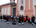 2014-08-17 Egerlandská dechovka na Chlumu sv. Maří; Eine Egerländer Blaskapelle vor der Kirche in Maria Kulm.JPG